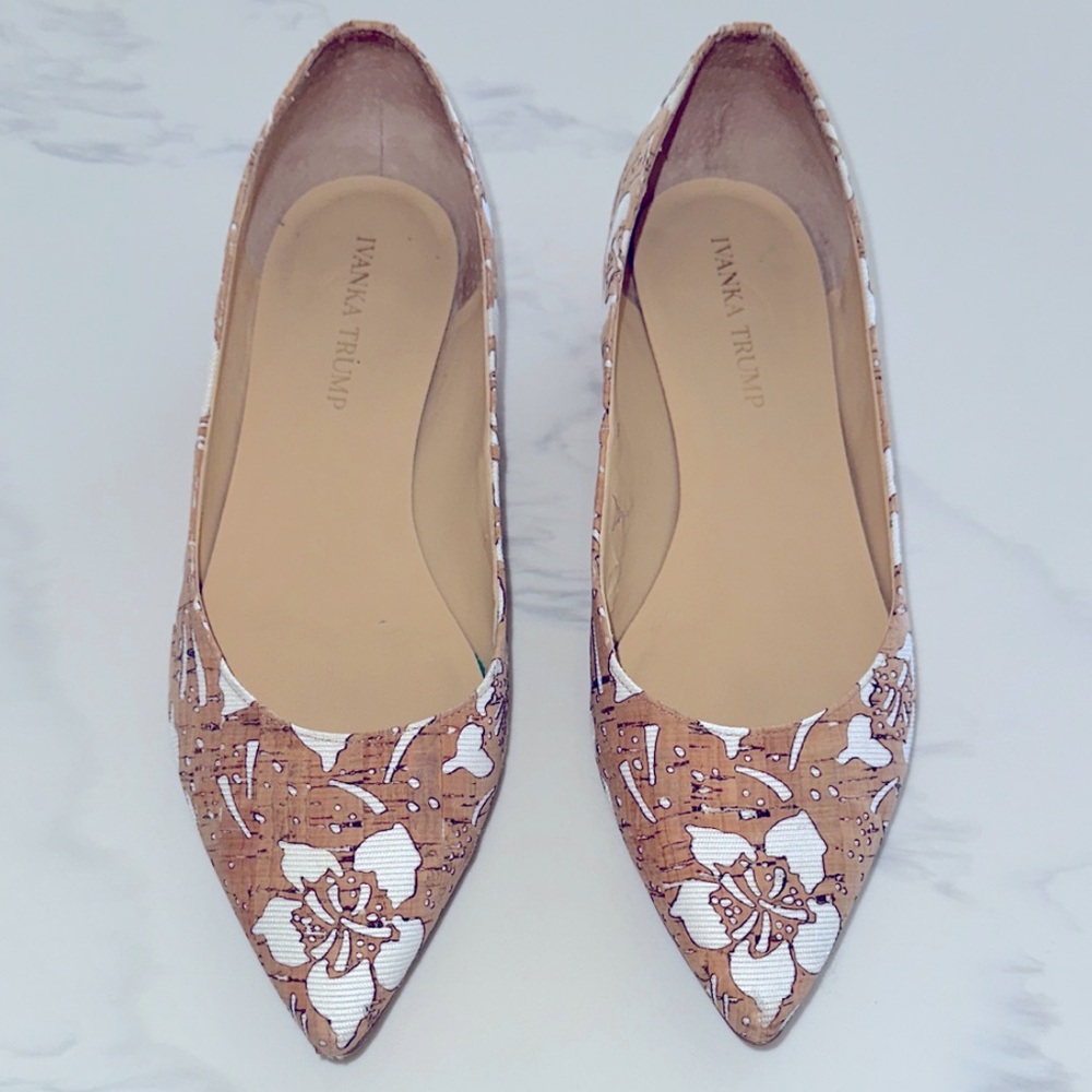 IVANKA TRUMP SIZE 8.5 BALLET FLATS~CORK POINTED TOE SHOES SLIGHT HEEL~FLORAL CUT